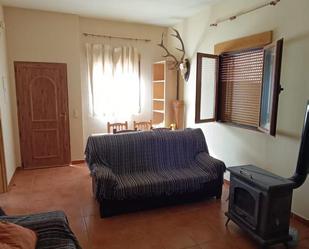 Sala d'estar de Casa adosada en venda en Fresneda de la Sierra amb Moblat