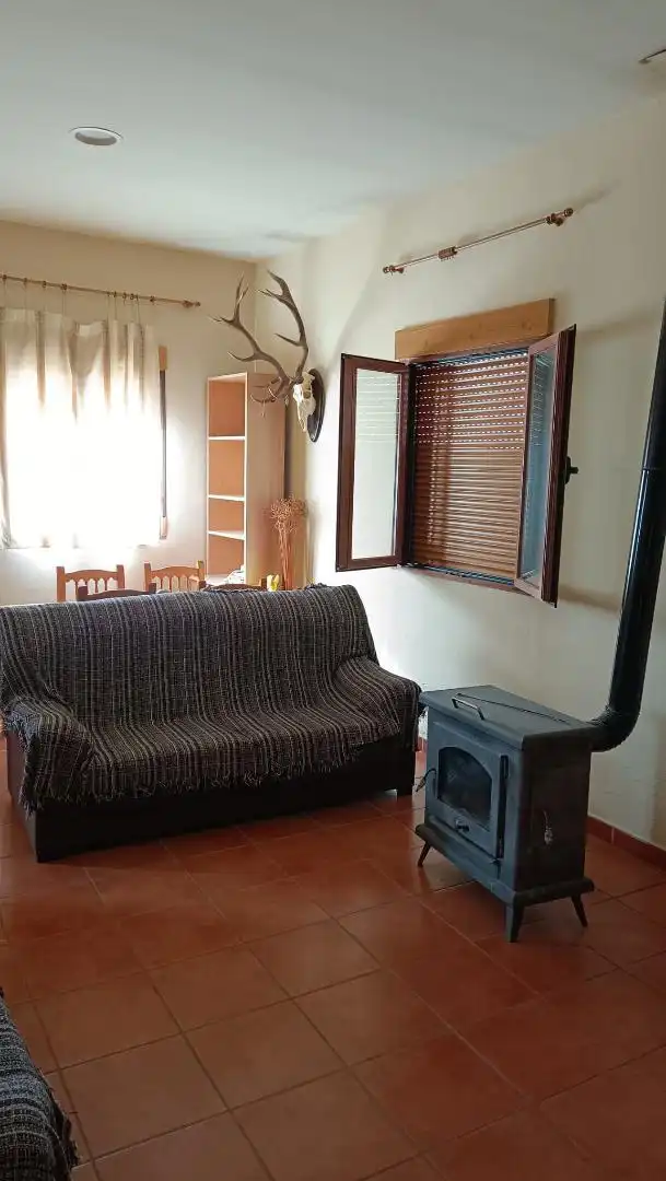 Casa adosada en venta en Calle Coracha, 17, Fresneda de la Sierra Sala de estar de Casa adosada en venta en Fresneda de la Sierra con Amueblado