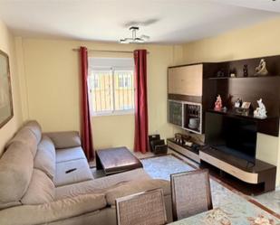 Sala d'estar de Casa adosada en venda en Los Barrios amb Terrassa i Balcó