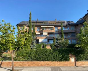 Vista exterior de Pis en venda en Majadahonda amb Aire condicionat, Terrassa i Piscina