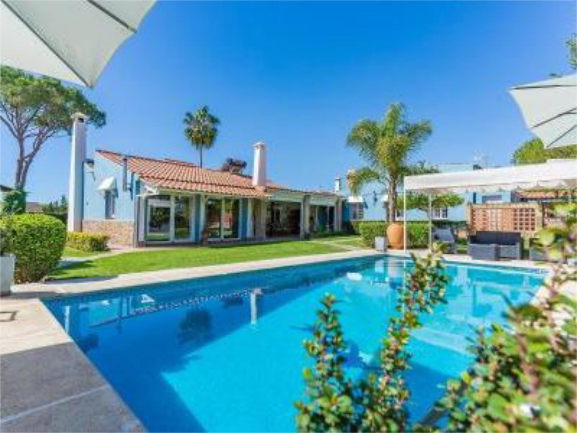 Vista exterior de Casa o xalet en venda en Aljaraque amb Aire condicionat i Piscina