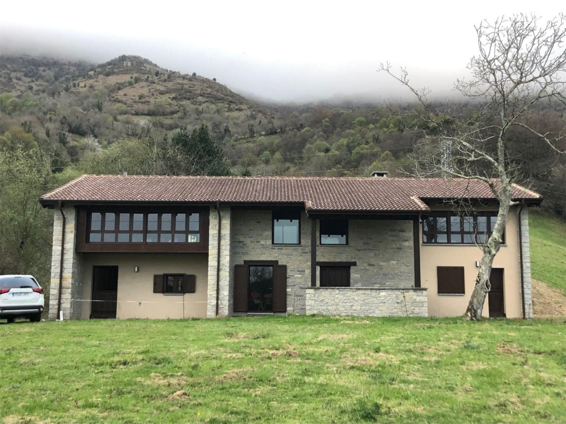 Vista exterior de Casa o xalet en venda en Colunga amb Terrassa