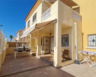 Vista exterior de Casa adosada de lloguer en Torrevieja amb Aire condicionat, Terrassa i Balcó