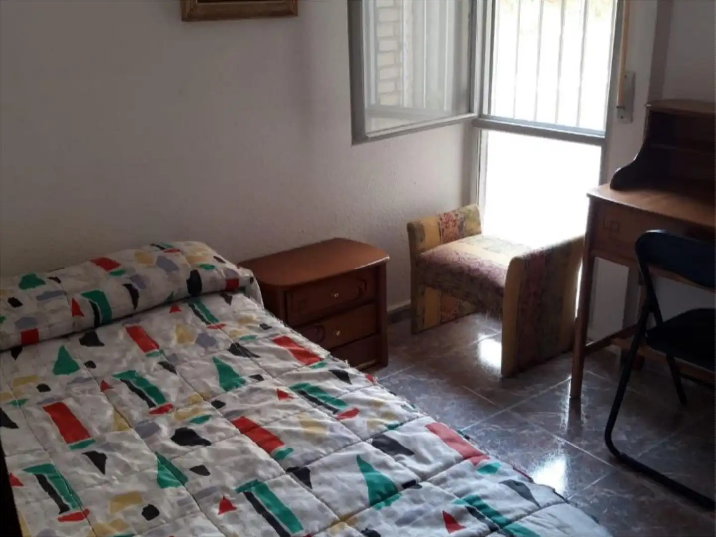 Pis en venda a Calle Santa María del Valle, 3, El Valle - Universidad Dormitori de Pis en venda en Jaén amb Calefacció, Moblat i Balcó