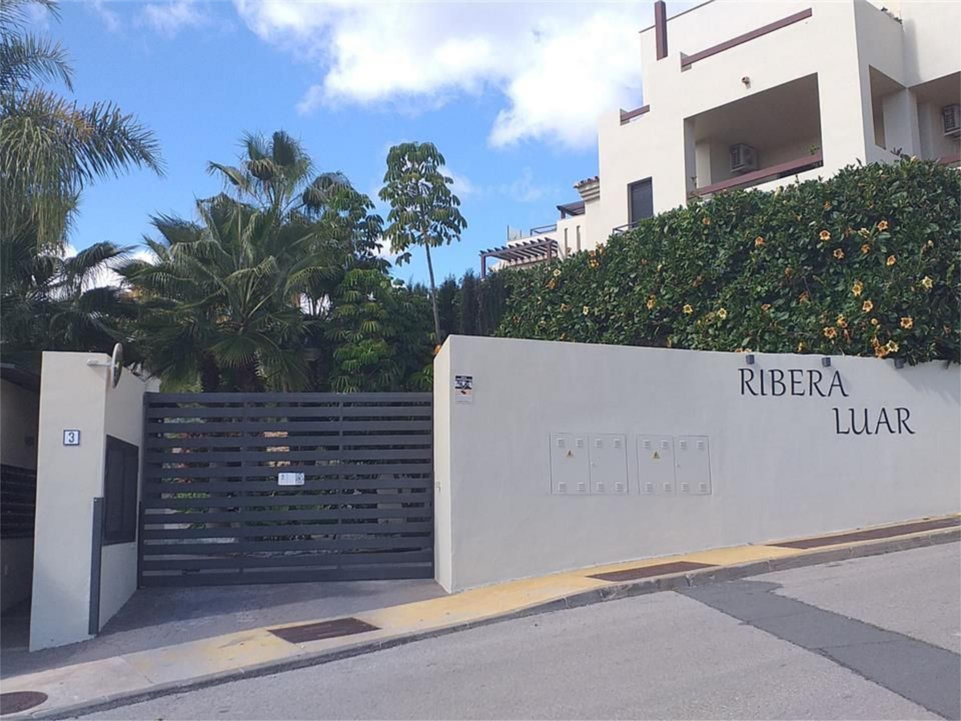 Vista exterior de Pis en venda en Estepona amb Aire condicionat, Calefacció i Jardí privat