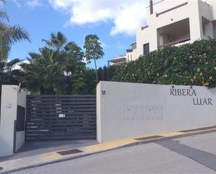 Vista exterior de Pis en venda en Estepona amb Aire condicionat, Terrassa i Piscina
