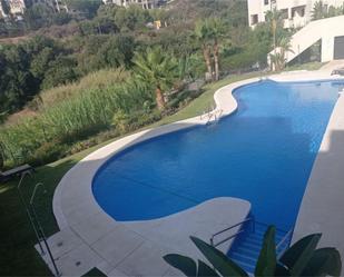 Piscina de Pis en venda en Estepona amb Aire condicionat, Calefacció i Jardí privat