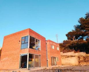 Vista exterior de Casa adosada en venda en Calafell amb Jardí privat i Terrassa