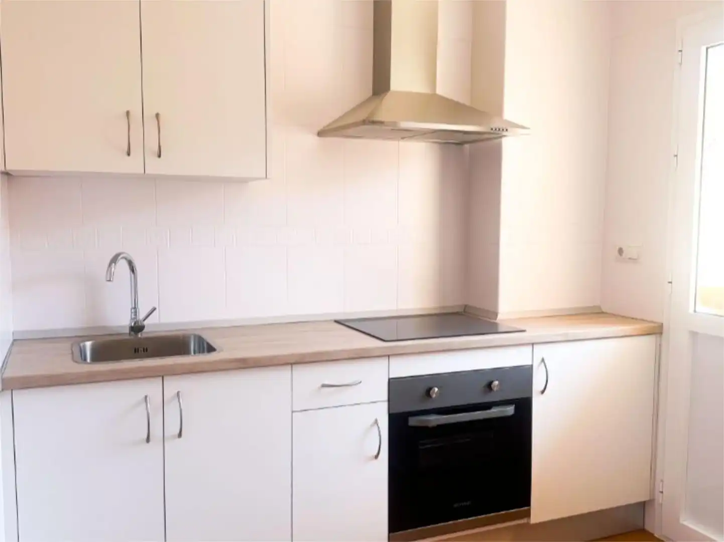 Flat for sale in Calle la Carolina, 49, Churriana - El Pizarrillo - La Noria-Guadalsol Kitchen of Flat for sale in Málaga with Air Conditioner, Heating and Terrace