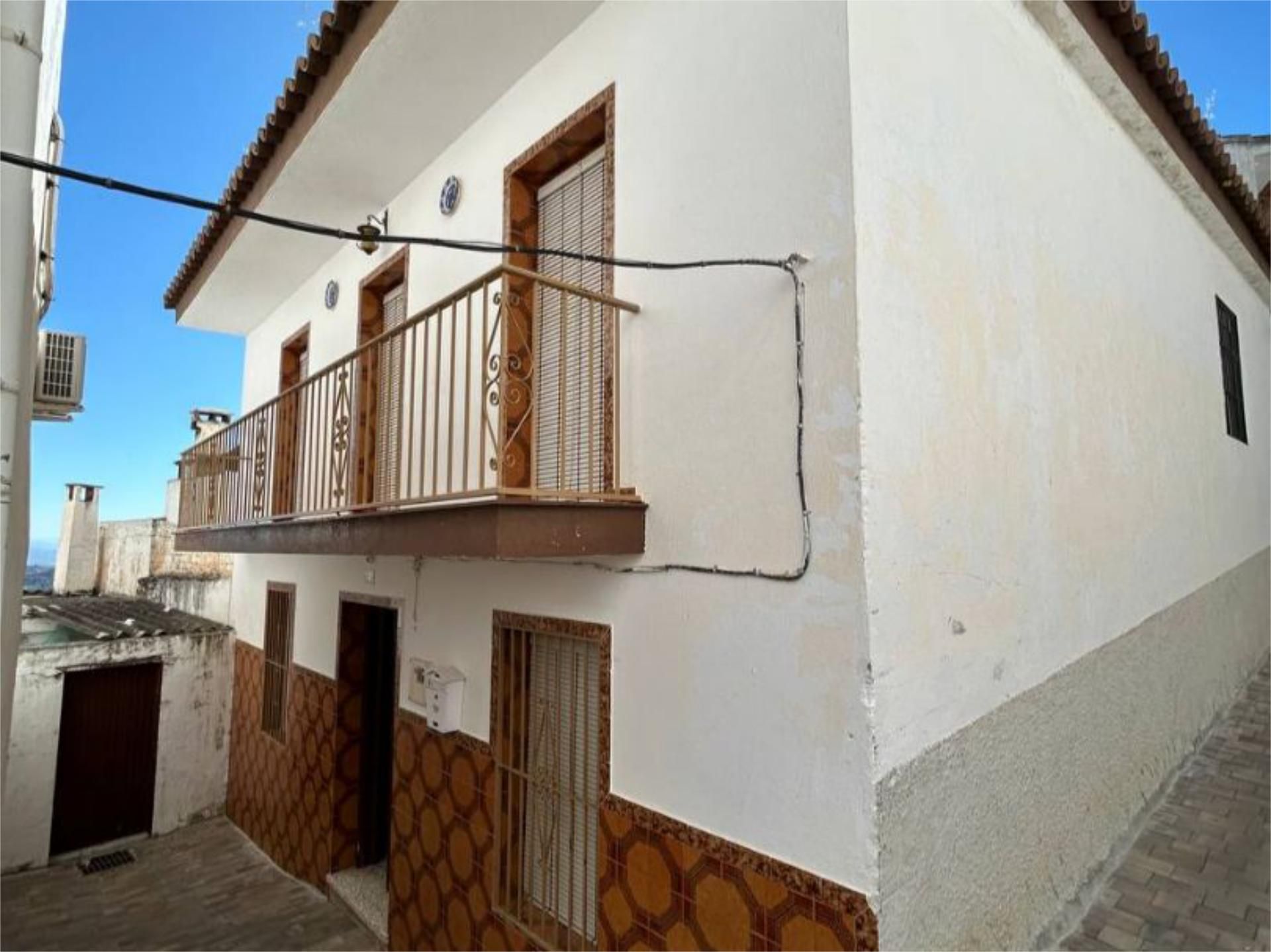 Vista exterior de Casa adosada en venda en Guaro amb Terrassa i Balcó