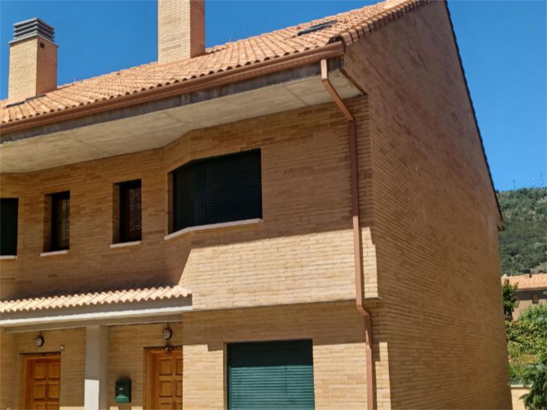 Vista exterior de Casa o xalet en venda en Jaca amb Calefacció, Jardí privat i Parquet