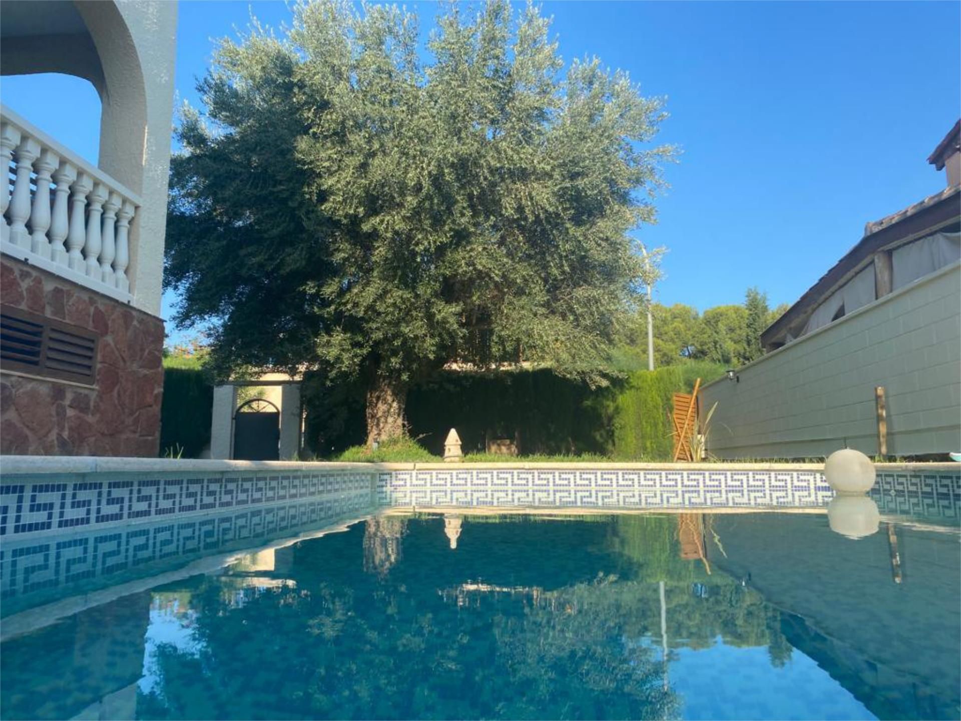 Piscina de Pis de lloguer en La Pobla de Vallbona amb Aire condicionat