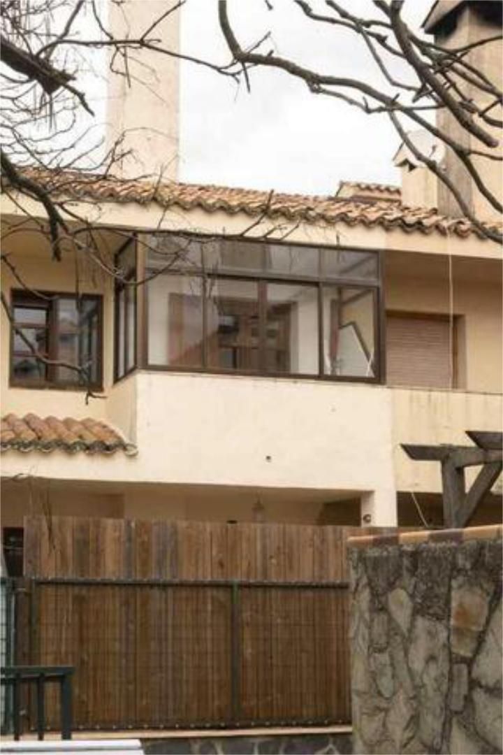 Vista exterior de Casa adosada en venda en Trescasas amb Terrassa