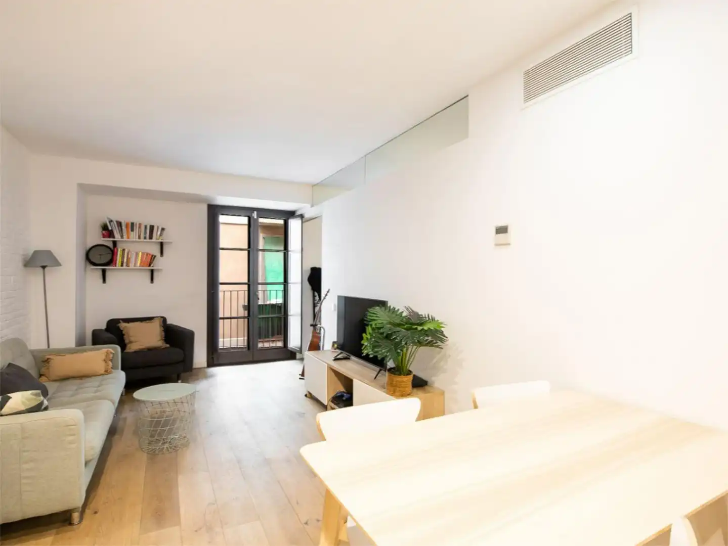 Piso en venta en Carrer de la Cera, 53, El Raval Sala de estar de Piso en venta en Barcelona con Aire acondicionado, Calefacción y Parquet