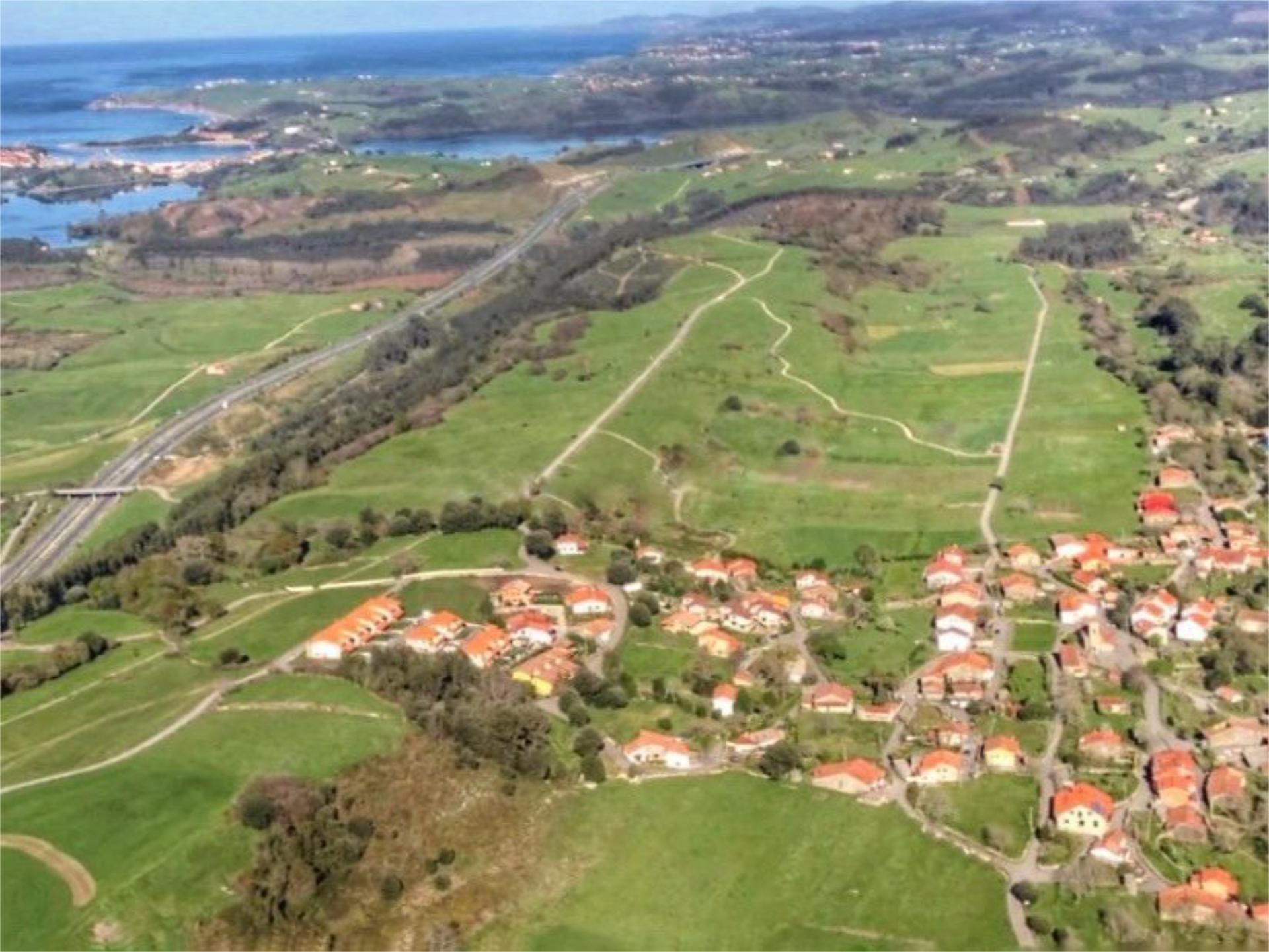 Vista exterior de Casa adosada en venda en Val de San Vicente  amb Balcó