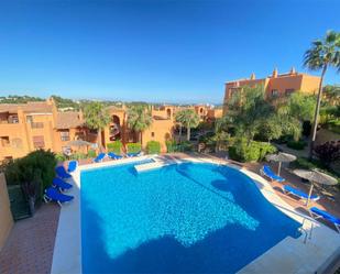 Vista exterior de Apartament en venda en Benahavís amb Aire condicionat, Terrassa i Piscina