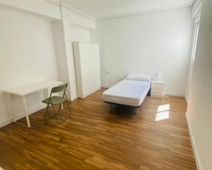 Dormitori de Pis per a compartir en Silla amb Parquet i Moblat