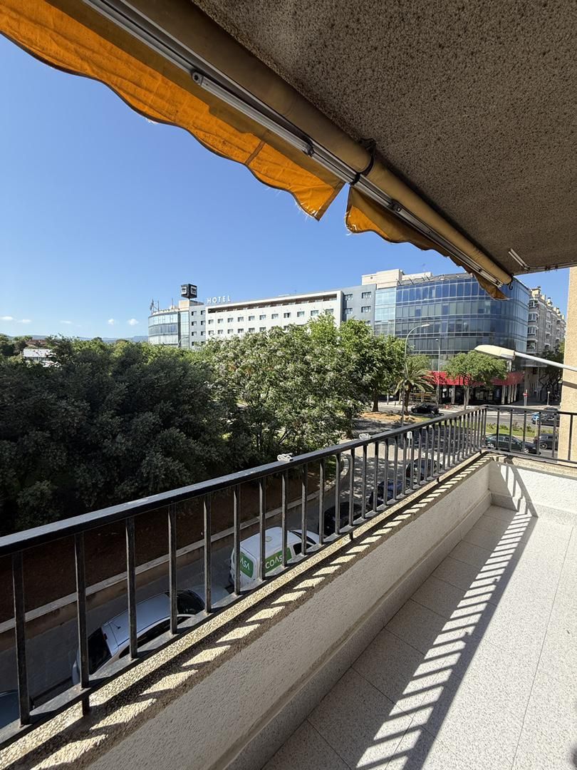 Vista exterior de Pis en venda en Reus amb Aire condicionat i Balcó