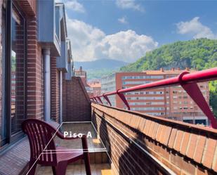 Vista exterior de Àtic en venda en Bilbao  amb Calefacció, Parquet i Terrassa
