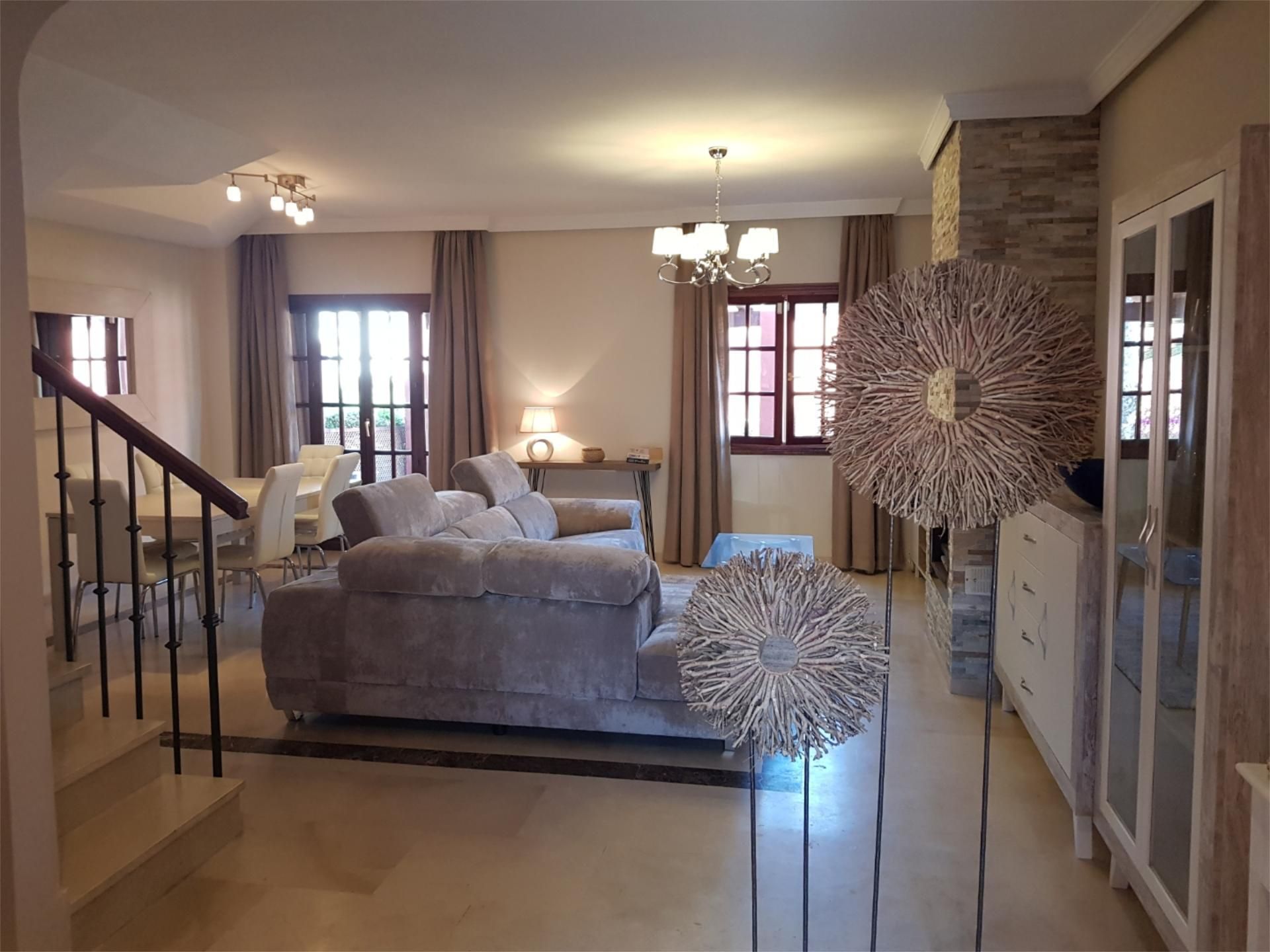 Sala d'estar de Casa adosada de lloguer en Estepona amb Aire condicionat, Calefacció i Jardí privat