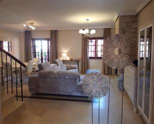 Sala d'estar de Casa adosada de lloguer en Estepona amb Aire condicionat, Calefacció i Jardí privat