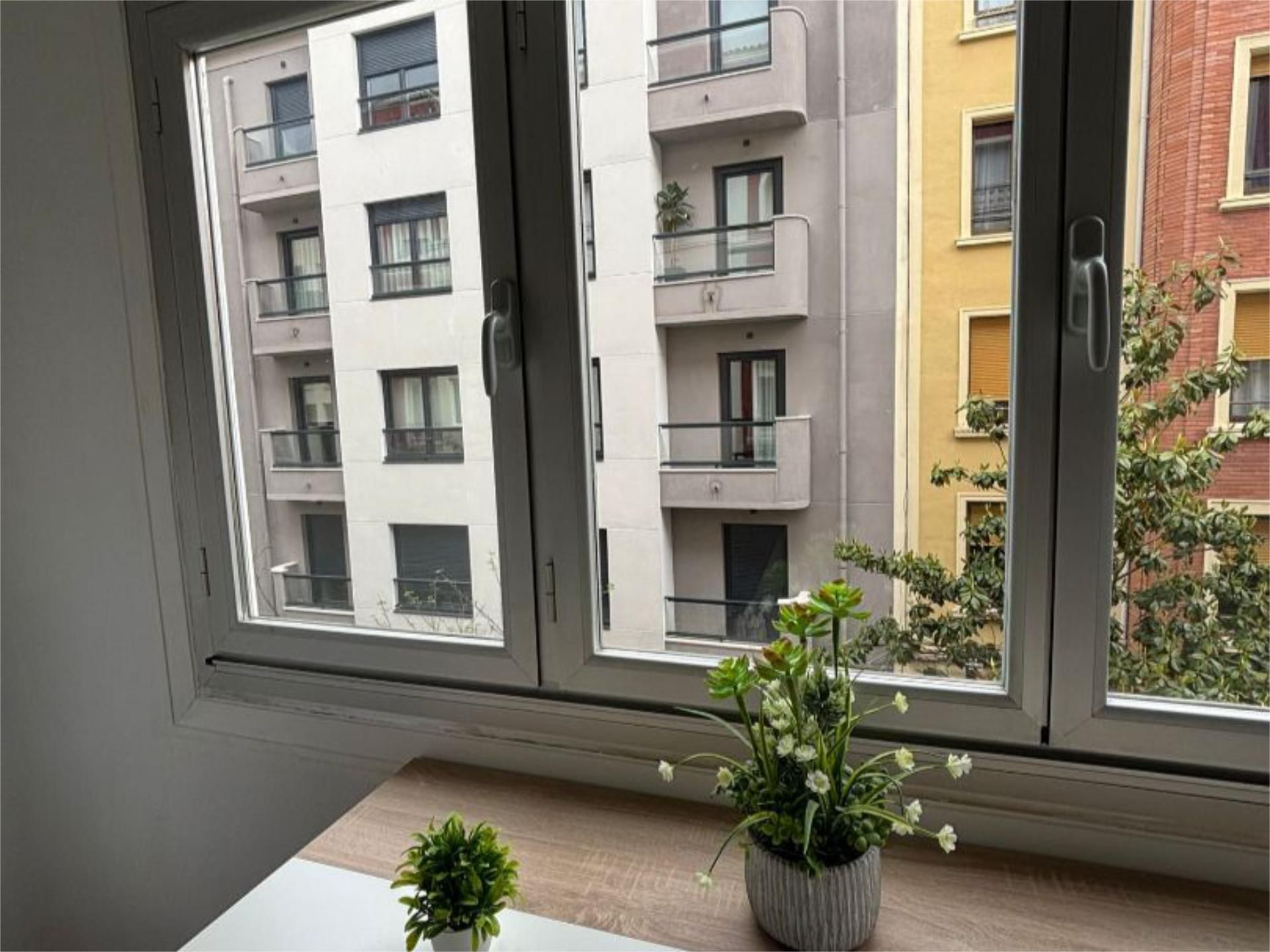 Terrassa de Pis per a compartir en  Logroño amb Calefacció, Parquet i Moblat
