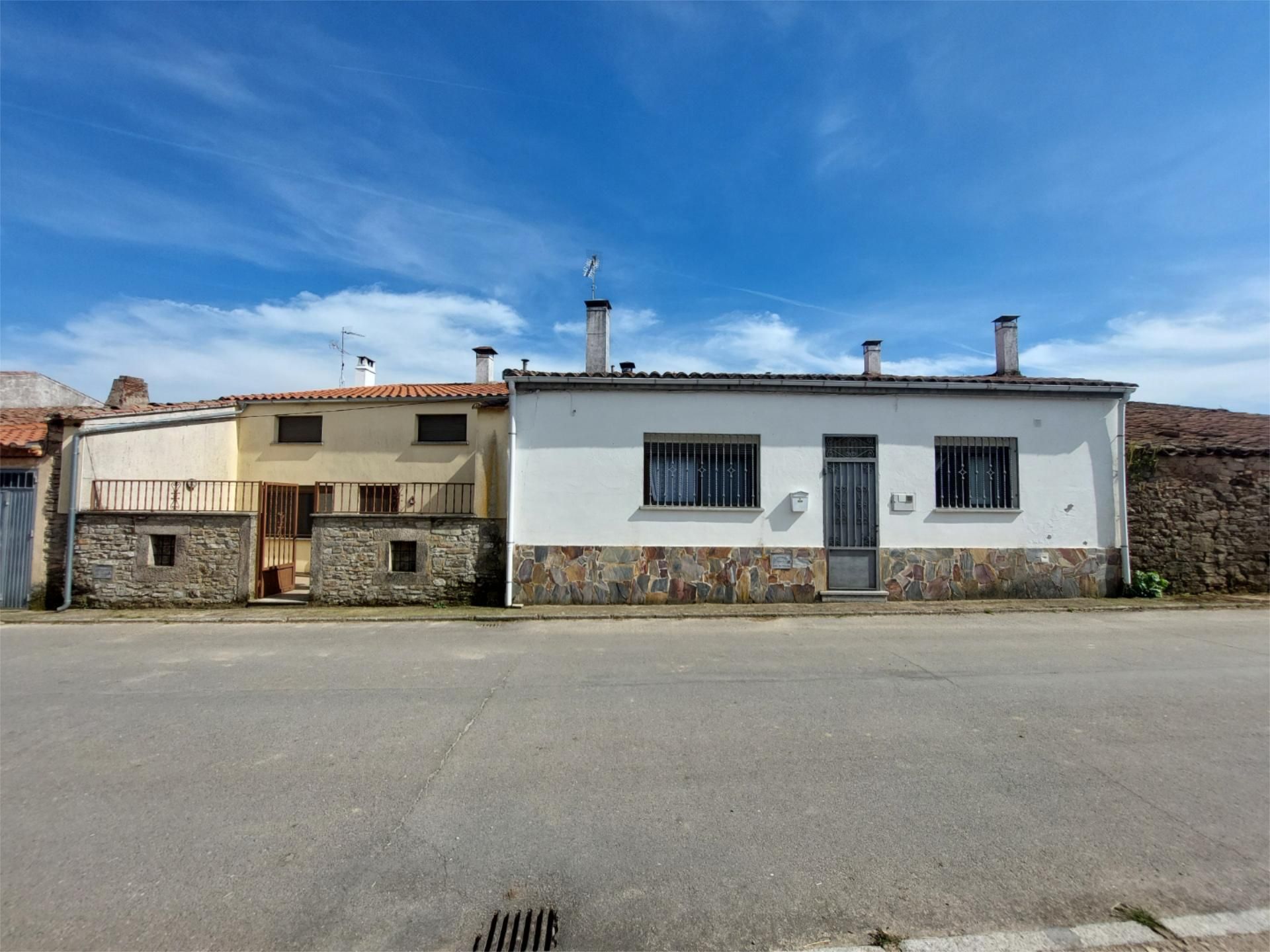 Exterior view of Single-family semi-detached for sale in Vitigudino  with Terrace, Storage room and Furnished