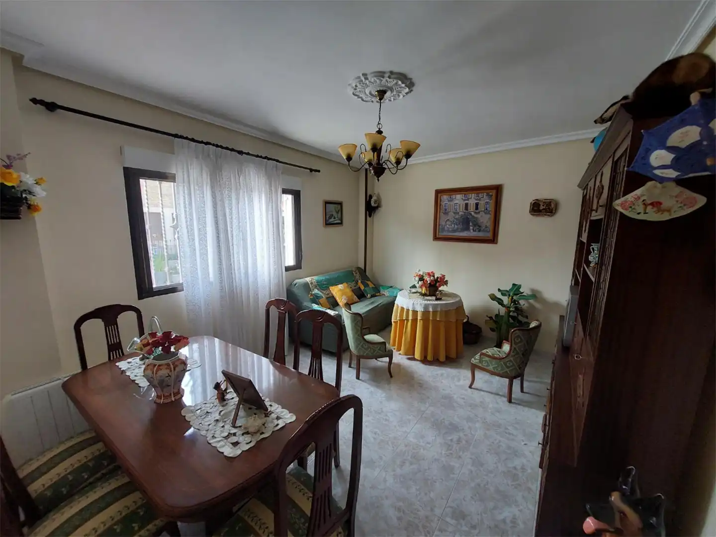 Casa adosada en venda a Calle Valle Pozo, 3, Vitigudino Sala d'estar de Casa adosada en venda en Vitigudino amb Terrassa, Traster i Moblat