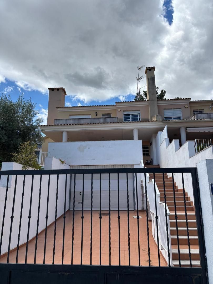 Vista exterior de Casa o xalet en venda en Benicasim / Benicàssim amb Terrassa, Piscina i Balcó