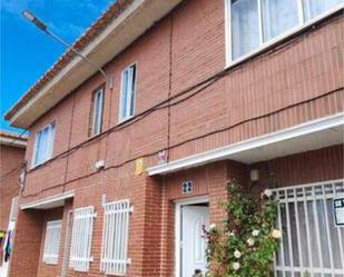 Vista exterior de Casa o xalet en venda en Almuradiel amb Calefacció, Jardí privat i Terrassa