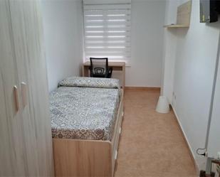 Bedroom of Flat to share in  Toledo Capital  with Air Conditioner, Heating and Private garden