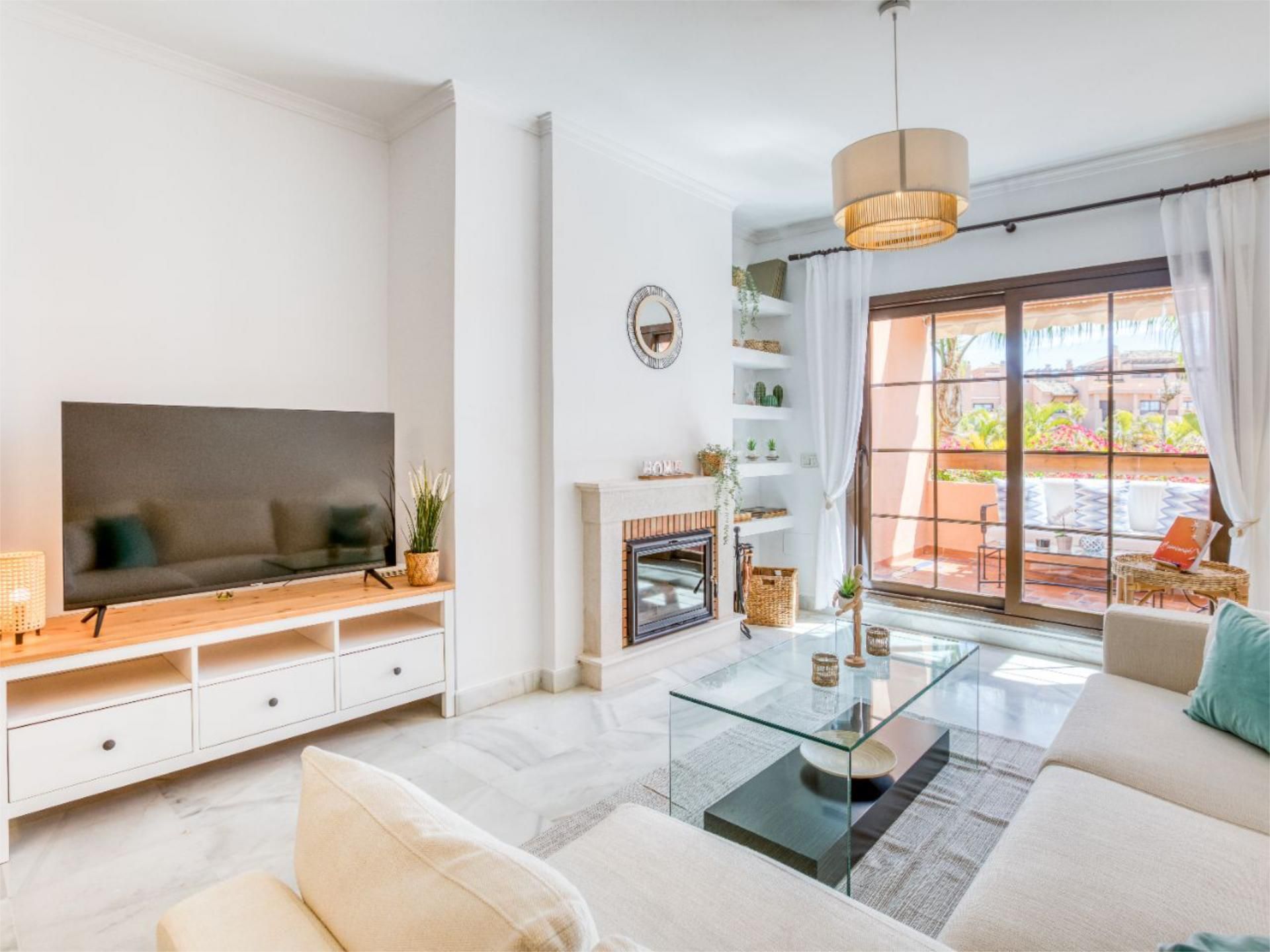 Living room of Flat for sale in Estepona  with Air Conditioner, Heating and Private garden