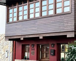 Vista exterior de Casa adosada en venda en Nava amb Calefacció, Traster i Moblat