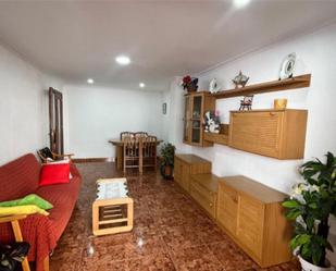 Sala d'estar de Pis de lloguer en Torrevieja amb Balcó