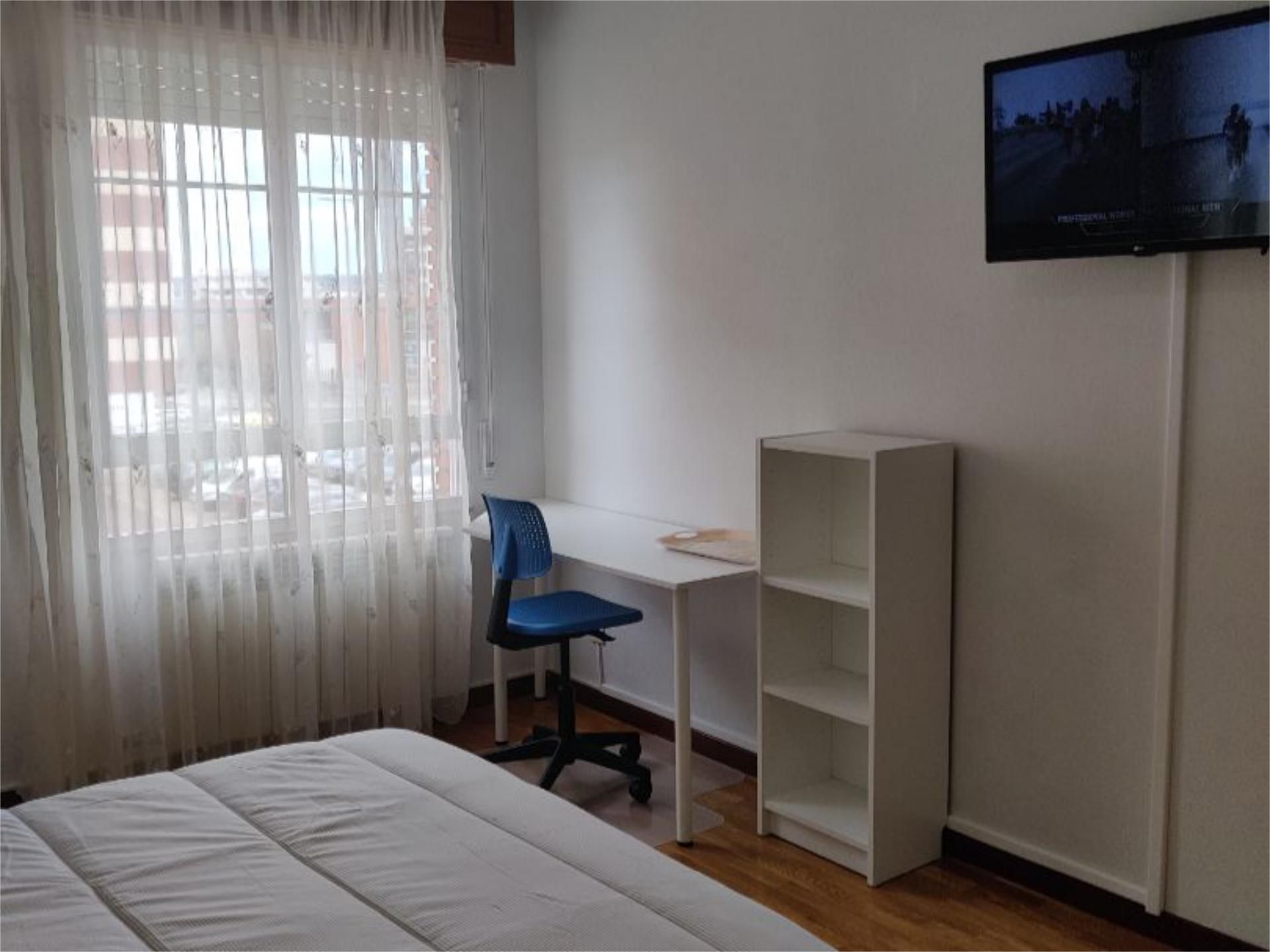 Bedroom of Flat to share in Palencia Capital  with Heating, Parquet flooring and Storage room