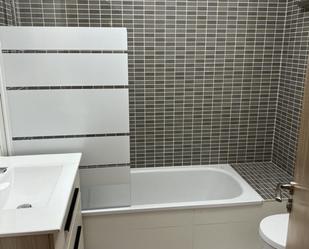 Bathroom of Flat to rent in Valladolid Capital  with Heating, Parquet flooring and Washing machine