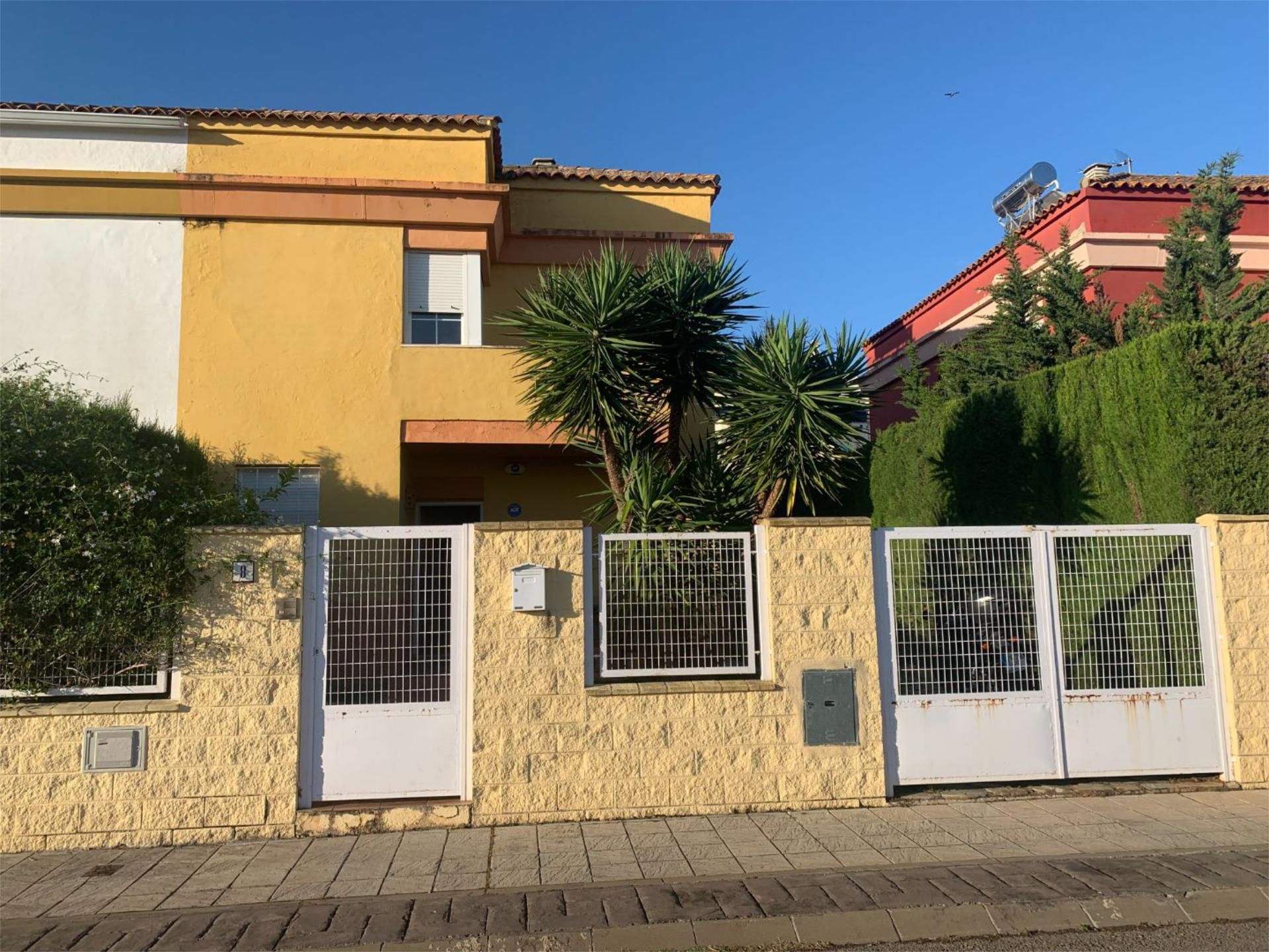 Vista exterior de Casa adosada en venda en Palomares del Río amb Aire condicionat, Calefacció i Jardí privat
