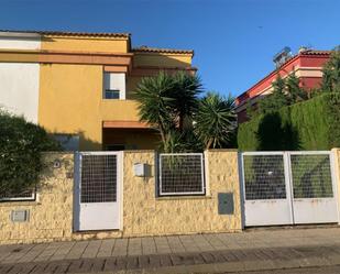 Exterior view of Single-family semi-detached for sale in Palomares del Río  with Air Conditioner, Terrace and Balcony