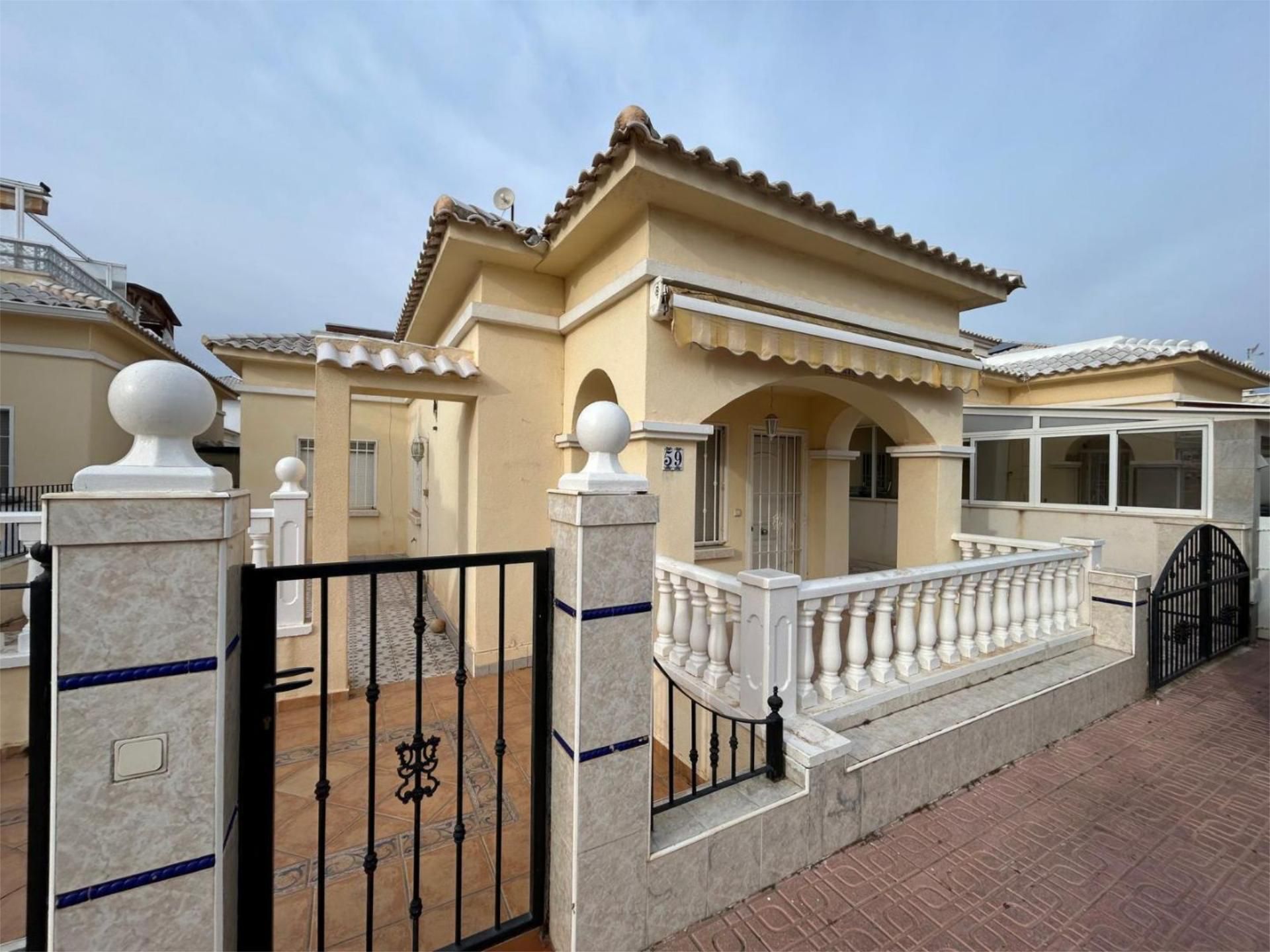 Exterior view of Single-family semi-detached for sale in Torrevieja  with Air Conditioner and Private garden