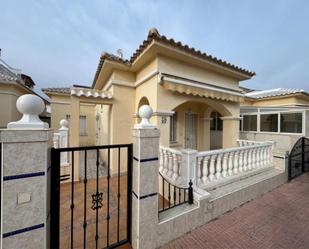 Vista exterior de Casa adosada en venda en Torrevieja amb Aire condicionat i Jardí privat