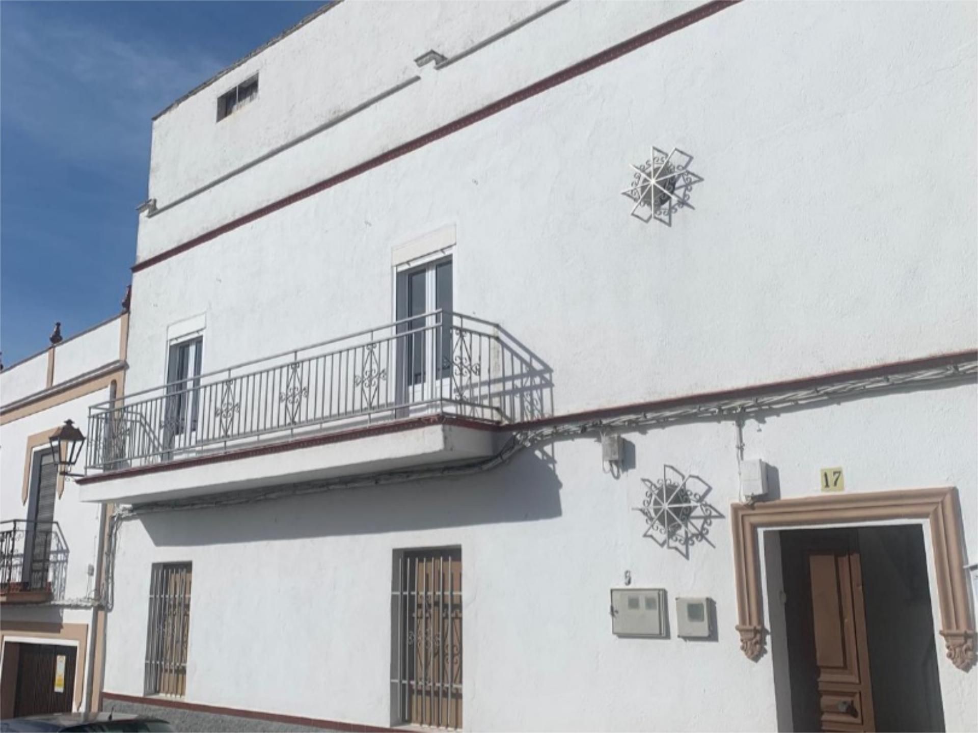 Vista exterior de Casa adosada en venda en El Real de la Jara amb Jardí privat, Terrassa i Traster