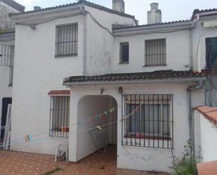 Vista exterior de Casa adosada en venda en Los Barrios