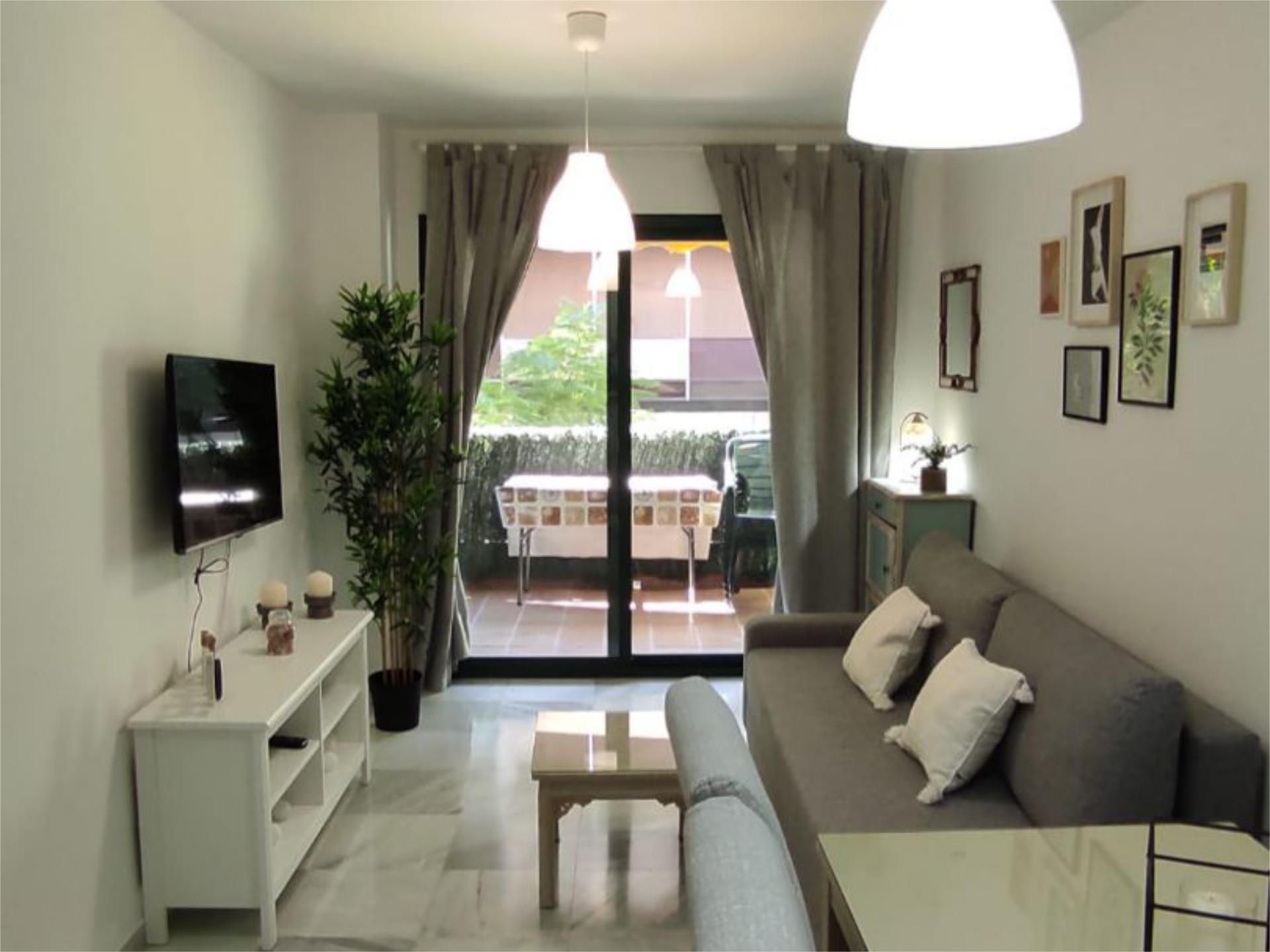 Sala d'estar de Apartament de lloguer en Fuengirola amb Aire condicionat i Terrassa