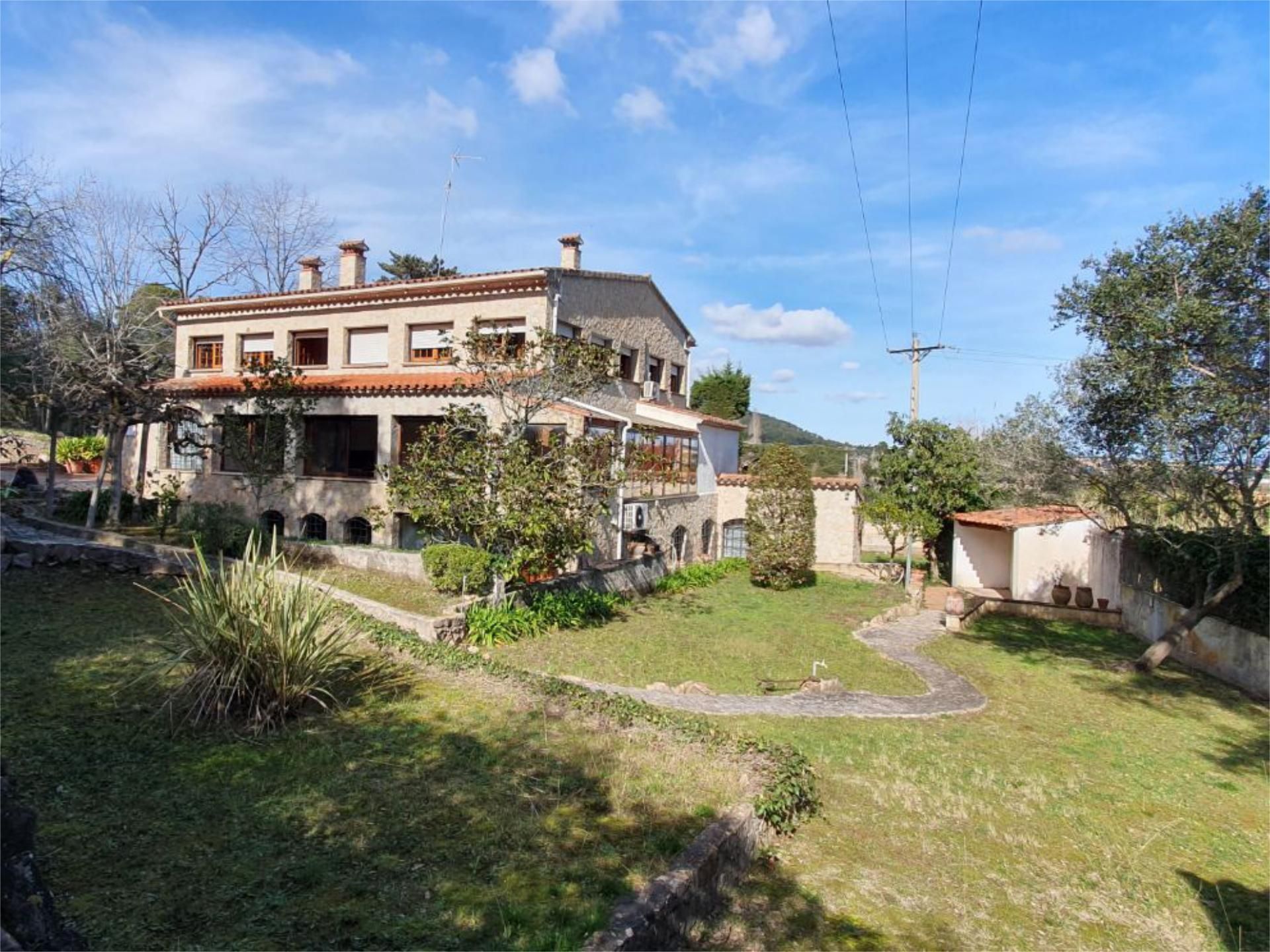 Vista exterior de Casa o xalet en venda en Mont-ras amb Aire condicionat i Terrassa