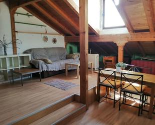 Sala d'estar de Dúplex de lloguer en Cuenca Capital amb Parquet i Moblat