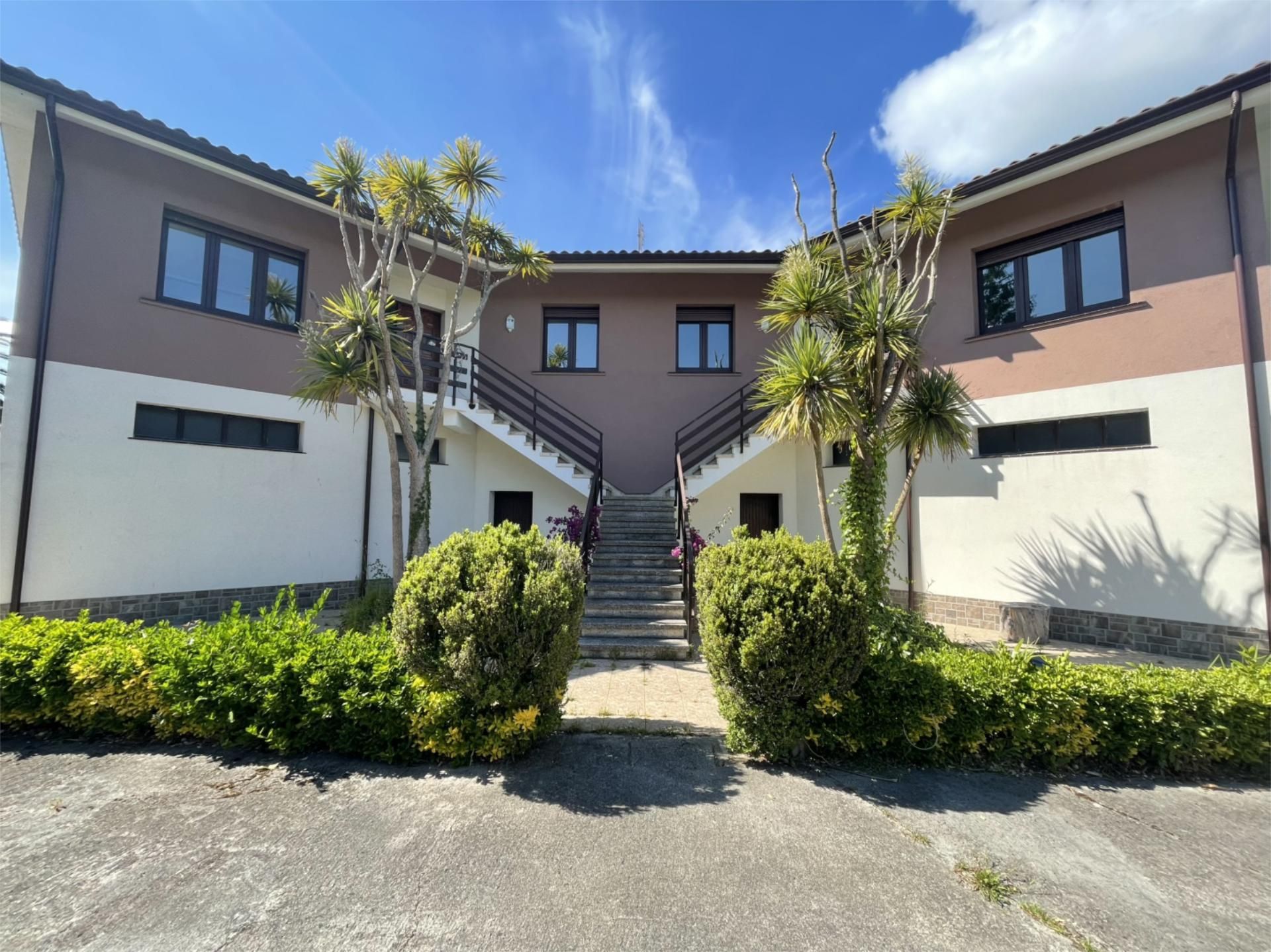 Vista exterior de Casa o xalet en venda en Mungia amb Terrassa, Piscina i Balcó
