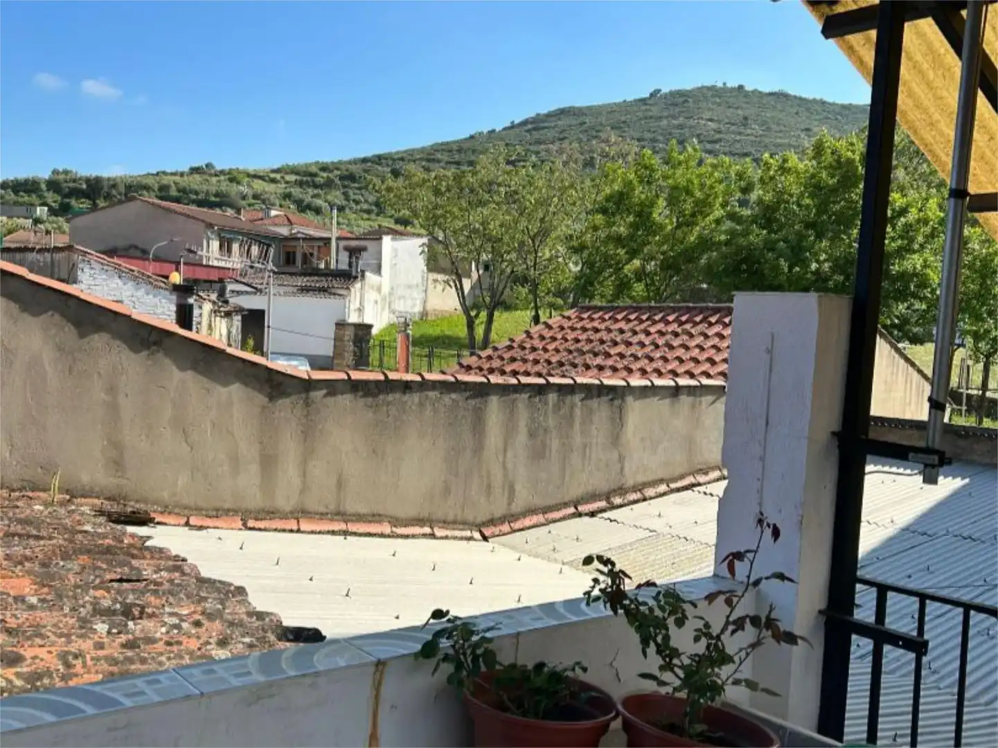 Vista exterior de Casa adosada en venta en Logrosán con Terraza, Trastero y Amueblado