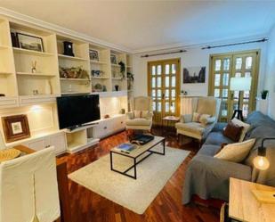 Sala d'estar de Àtic de lloguer en Oviedo  amb Aire condicionat