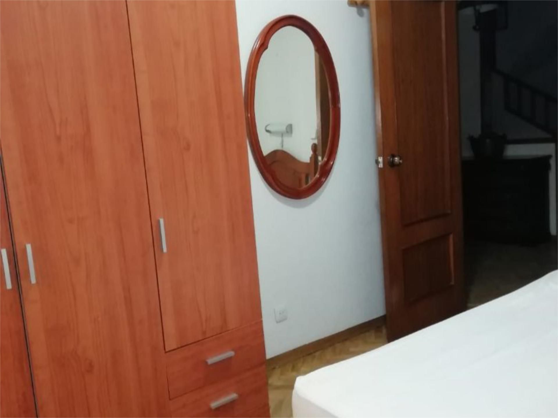 Dormitori de Casa o xalet per a compartir en  Madrid Capital amb Calefacció, Jardí privat i Parquet