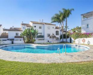 Vista exterior de Pis en venda en Estepona amb Aire condicionat, Jardí privat i Terrassa